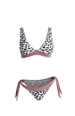Bộ bikini Women in Lov3 họa tiết báo đốm với viền màu hồng đất, cổ V sâu và dây buộc bên hông.