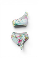 Bộ bikini một vai họa tiết nhiệt đới màu xanh bạc hà và hồng, cạp cao, có thắt lưng, từ Women in Lov3