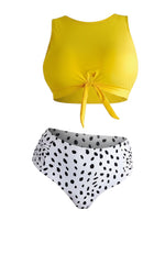 Bộ bikini cạp cao màu vàng chanh với chi tiết thắt nơ phía trước và họa tiết chấm bi đen trắng ở quần cạp cao.